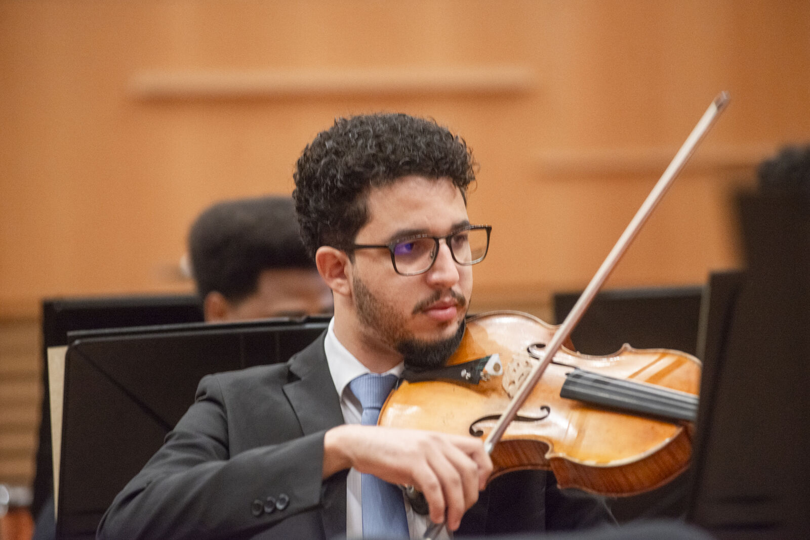 André Vieira tocando viola em concerto com a orquestra