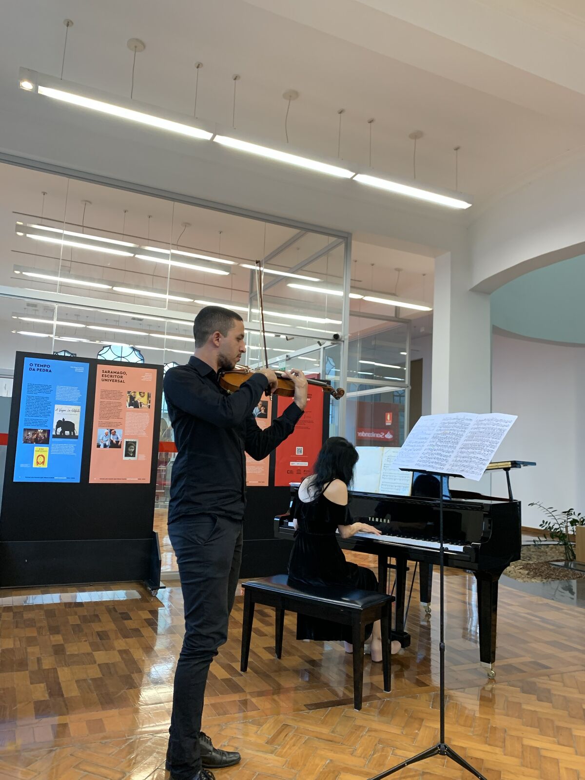 André tocando viola em recital com piano